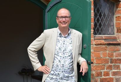 Pastor Karl-Martin Harms wünscht sich, dass noch mehr Menschen in die alte Dorfkirche St. Nikolai kommen. Foto: Andrea Hesse