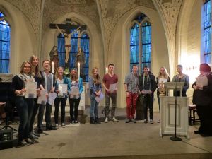 Geschafft! Jugendliche aus dem Kirchenkreis nahmen im Gottesdienst in St. Petri ihre Zertifikate entgegen. Foto: Werner Bürgel