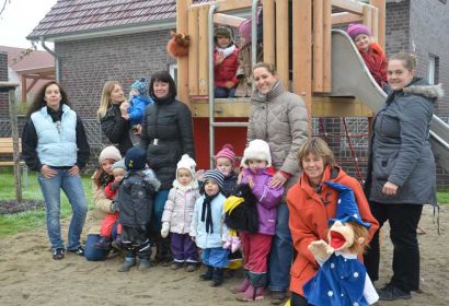 Das Team mit seinen Krippen- und Kindergartenkindern (von links): Sylke Knigge, Nadine Tille, Natali Mudraev-Vogel, Sabine Busch, Julia Kampert, Ina Dörel mit Handpuppe Madius und Wiebke-Friederike Lorentz. Bild: A. Hesse