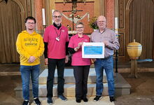 Pastor Christoph Klöcker (von links), Alfred Soetbeer und Heidrun Mühlbauer von der Tafel und Heiko Fienemann freuten sich über die große Summe für den guten Zweck.