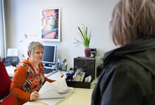 Im Sekretariat der Lebensberatungsstelle nimmt Ilona Sprengel Anmeldungen zurzeit nur telefonisch entgegen. Foto: Stefan Heinze