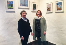 Gisela Grunewaldt-Stöcker (links) und Yvonne Dorsch präsentieren die Bilder der „kleinen Künstler:innen“ im Turm von St. Marien. Foto: Andrea Hesse