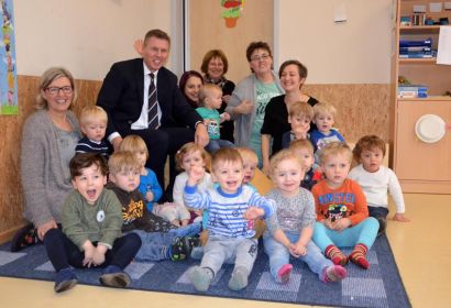 Es kann losgehen: Thorsten de Jager kam mit der Förderzusage in die evangelische Krippe in Kirchhorst – sehr zur Freude von Jana Kühnast (hinten rechts) und ihren Kolleginnen. Foto: Andrea Hesse