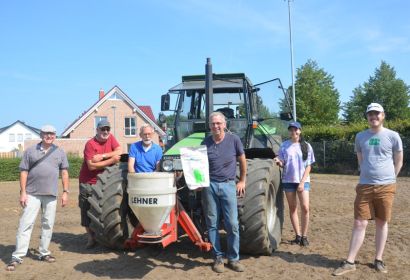 Wilfried Plum  (von links), Thomas Hahn, Meinolf Helling, Friedel Könecke und Laura Strawa und Lukas Müller vom Friedhofsförderverein haben den Blühstreifen realisiert. Foto: Andrea Hesse
