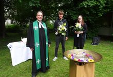Pastor Frank Foerster bedankt sich bei Alex Veth und Nele Solenthaler für die musikalische Begleitung eines Gottesdienstes auf der Kirchwiese.