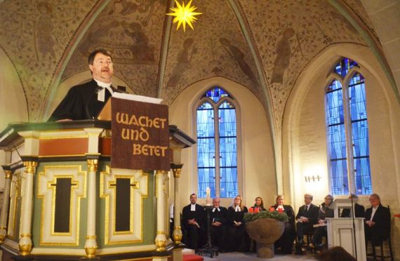 Ein herzliches Willkommen bereitete die St.-Petri-Gemeinde ihrem Pastor Jens Blume, der Maria in den Mittelpunkt seiner Predigt stellte. Foto: Andrea Hesse