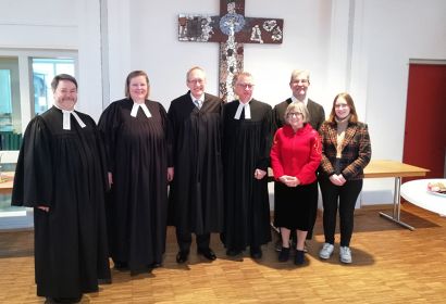 Gruppenbild mit (von links) Pastor Jens Blume, Pastorin Bodil Reller, Dr. Thomas Lehmann, Superintendent Dirk Jonas, Prädikant Holger Kiesé, Lektoren- und Prädikantinnen-Sprecherin Ute Alfeis und Lektorin Julia Lehmann. Foto: Christian Conradi