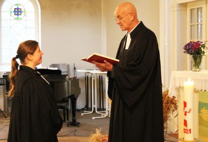 Superintendent Holger Grünjes entpflichtete Debora Becker von ihrem Dienst als Pastorin in Brelingen. Foto: Friedrich Bernstorf