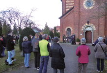 Frieden für die Menschen in der Ukraine wünschten sich die Teilnehmerinnen und Teilnehmer des Friedensgebetes vor der St.-Marcuskirche. Foto: Piepenbrink