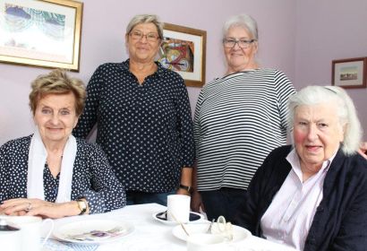 Renate Bülter (von links), Margret Meyer, Christel Kohne und Mary Giesemann erinnern sich an viele gemeinsame Jahre im Handarbeitskreis. Foto: Friedrich Bernstorf