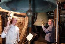 Jarle (links) und Holger Kiesé proben das Stück „Die drei Glocken der Martinskirche“ an der großen Glocke im Turm der Martinskirche.