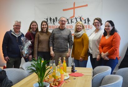 Sie freuen sich auf gute Nachbarschaft (von links): Torsten Kröncke, Anne Basedau, Rebecca Wülbern, Dirk Jonas, Dagmar Stoeber, Anna Thumser und Reinigungskraft Regina Claassen beim Einweihungsfest. Foto: Andrea Hesse