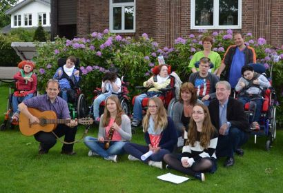 Dr. Björn Schilter und die Konfirmandinnen Mira Heitland, Merle Dalmer, und  Annika McGuigan gaben im Garten des Kinderpflegeheims ein kleines Konzert. Leiterin Gabi Schweer und Pastor Joachim Schnell freuten sich mit den Kindern und ihren Betreuern