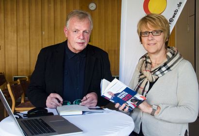 Wilfried Manneke, hier beim Signieren seines Buches „Guter Hirte, braune Wölfe“ 2019 in der Elisabeth-Kirchengemeinde, fordert von Christinnen und Christen eine klare Haltung. Foto: Andrea Hesse