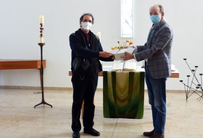 „Ein Zeichen der Hoffnung“: Landesbischof Ralf Meister (rechts) überreichte 100 Osterkerzen an Pastor Frank Foerster. Foto: Andrea Hesse