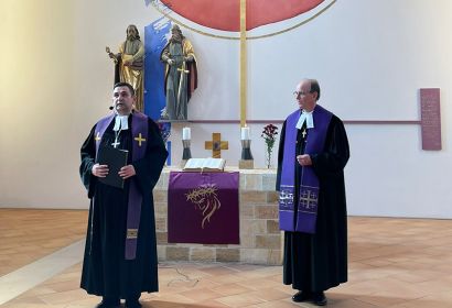 Landesbischof Ralf Meister (rechts) mit Pastor Alexander Gross in der Kirche St. Paul in Odessa. Foto: VELKD