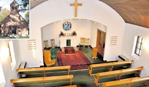 Seit mittlerweile 53 Jahren steht die Kapelle in Thönse – am gleichen Platz wie schon ihre Vorgängerin. Die Uhr über dem Eingang (kleines Bild) wurde ebenso gespendet wie das Taufbecken, die Glocken und die Außenbeleuchtung. Bild: Zimmer