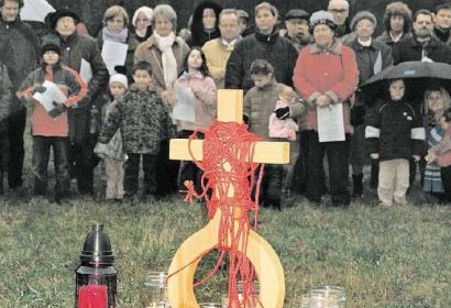 Die Besucher lassen sich am Heiligen Abend nicht vom Nieselregen abschrecken und kommen zum Gottesdienst auf dem Feld, den die evangelische Jugend und Pfadfinder organisieren.
