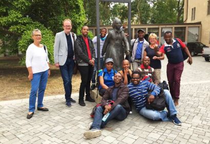 Die Odis mit ihren Begleiterinnen und Begleitern vor dem Lutherhaus in Wittenberg.