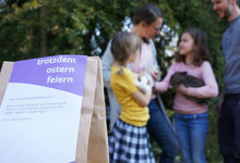 Ostern in der Tüte: Ideen und Material für das Osterfest zu Hause. Foto: Thorsten Buck