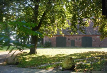 Freiräume: Die Evangelische Jugend feiert ihren Open-Air-Gottesdienst neben der alten Pfarrscheune in Elze-Bennemühlen.