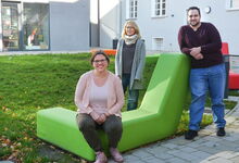 Anna Thumser (links) und Dagmar Stoeber freuen sich über die Unterstützung durch Przemek Peters. Foto: Andrea Hesse