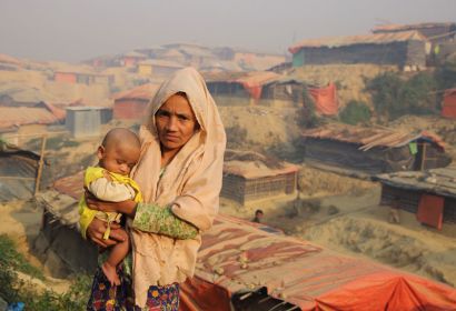 Janu Begum (35) ist mit ihrem Kind vor der Gewalt in Myanmar geflohen und ist jetzt im Lager Kutupalong in Ukhiya (Cox‘s Bazar) in Bangladesch untergekommen. Foto: Emtiaz Ahmed Dulu, Diakonie Katastrophenhilfe