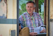 Peer-Detlev Schladebusch, hier als Moderator tätig, ist ein Fan von altem Wissen, neuen Ideen und der Kombination aus beidem. Foto: Lazar Elias Schladebusch