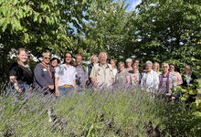 Erste Schöpfungsbotschafter:innen im Biodiversitäts-Projekt der Landeskirche mit den Umweltreferentinnen Mona Gharib (3. von links) und Astrid Lahmann (rechts). Foto: Meike Schewe/HkD
