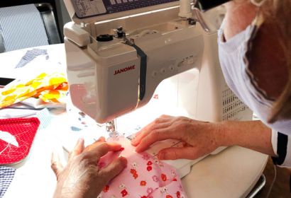 Rita Kischlat verarbeitet bunte Stoffreste zu Gesichtsmasken und hofft auf Gummiband-Spenden.