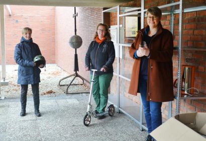 Annette Körner (von links), Jessica Kind und Sabine Behrens freuen sich über die ersten Dinge, die ins Tauschregal gestellt wurden. Foto: Andrea Hesse