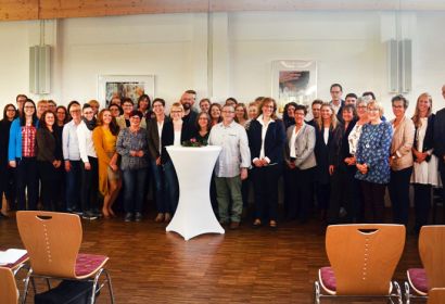 Das Team des Kirchenkreisamtes verabschiedete Jacqueline Gebauer (vorne Mitte, mit dunkler Jacke) in Richtung Hannover. Foto: Andrea Hesse)