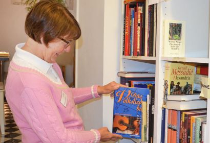 Während der Schließzeit hat Heidrun Zeilbeck mit ihrem Team unter anderem die Präsentationsmöglichkeiten für Bücher verbessert. Foto: Andrea Hesse