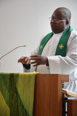 Reverend Molete, hier während einer Predigt in der St.-Paulus-Kirche. Foto: Andrea Hesse