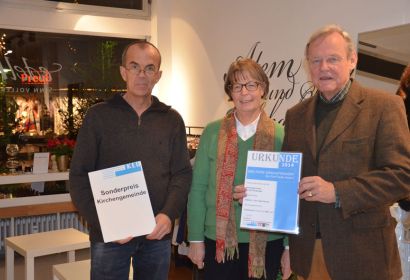 Wolfgang Veth (links), Heidrun Zeilbeck und Friedrich Engeling freuen sich über den Sonderpreis „Fairer Einkaufswagen“. Foto: Andrea Hesse