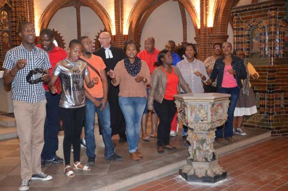 Singend verabschiedeten sich die Gäste aus Odi im Gottesdienst in der Elisabethkirche. Foto: Andrea Hesse