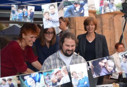 Kirchenkreissozialarbeiterin Angela Carld (hinten von links), Anne-Marei Stamme vom Diakoniverband Hannover-Land und Lilian Breuch von der Pestalozzi-Stiftung schauen Dominik Stamme beim Bearbeiten der Familienfotos zu. Foto: Andrea Hesse