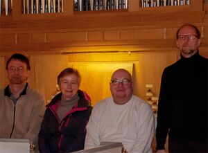 Am Spieltisch der Orgel in St. Petri (von links): Martin Möller, Organist in St. Marien Isernhagen, Angelika Stührenberg, Organistin in St. Nikolai Kirchhorst und Frank Henneicke, Organist aus Ronnenberg.