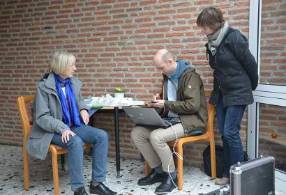 Tabea Pipenbrink (rechts) schaut Benjamin Wirries beim Errechnen des Einsparpotenzials über die Schulter; Marlies Finke, Umweltbeauftragte der Stadt Langenhagen, begleitet die Aktion. Foto: A. Hesse