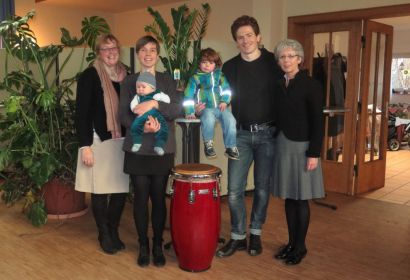 Pastorin Isabell Schulz-Grave (links) und die Kirchenvorstandsvorsitzende Elke Zach verabschiedeten Michael Hager und seine Familie mit herzlichen Worten. Foto: N. Kleinwächter