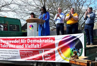 Gemeinsamer Auftritt: Jens Blume (von rechts), Bodil Reller, Christian Wulf und Djenabou Diallo-Hartmann sprachen zu den Teilnehmer*innen der Kundgebung. Foto: Caroline von Blanckenburg