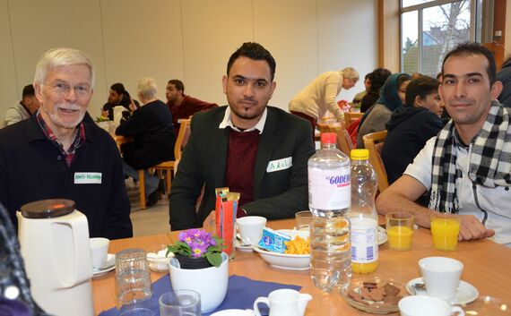 In kleinen Gesprächsrunden wurden bei Kaffee und Keksen erste Kontakte geknüpft. Foto: Andrea Hesse