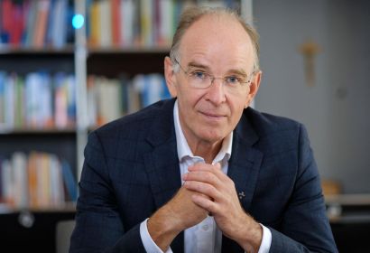 Landesbischof Ralf Meister unterzeichnete die gemeinsame Erklärung für die Evangelisch-lutherische Landeskirche Hannovers. Foto: Jens Schulze