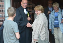 Pastor Holger Grünjes verabschiedete sich mit einem Handschlag von den Besucherinnen und Besuchern des Gottesdienstes in der Elisabethkirche. Foto: A. Hesse