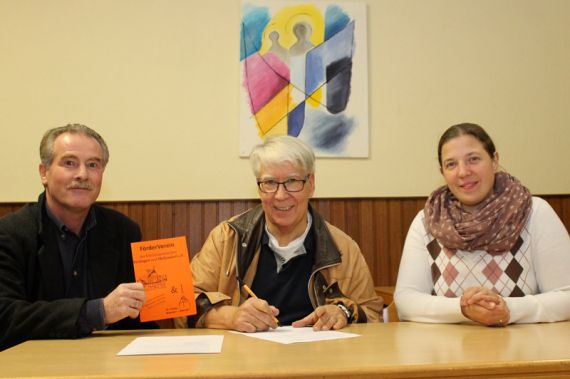 Jörg Klabunde (Mitte), Vorsitzender des Fördervereins, unterschreibt die Finanzierungserklärung in Absprache mit Pastor Michael Brodermanns und Pastorin Debora Becker.