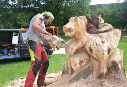 Martin Bode bei der Arbeit im Garten der Emmaus-Kita. Foto: Andrea Hesse