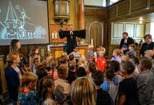 „Jeden Tag geht Gott mit euch“: Landesbischof Ralf Meister spricht den Segen für die Schulanfängerinnen und -anfänger. Foto: Jens Schulze