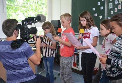 Ein Filmteam der Landeskirche war bei der Generalprobe für den Einschulungsgottesdienst in der Grundschule Engelbostel dabei. Foto: Andrea Hesse