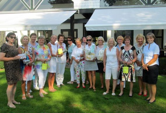 Heidrun Zeilbeck (rechts) freut sich mit ihrem Team über die Spende der Damen vom Golfclub Isernhagen.
