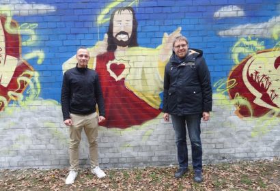Graffiti-Künstler Ferdinand Bartels (links) und Pastor Sebastian Müller vor der neu gestalteten Kirchenmauer. Foto: Silke Reißmann